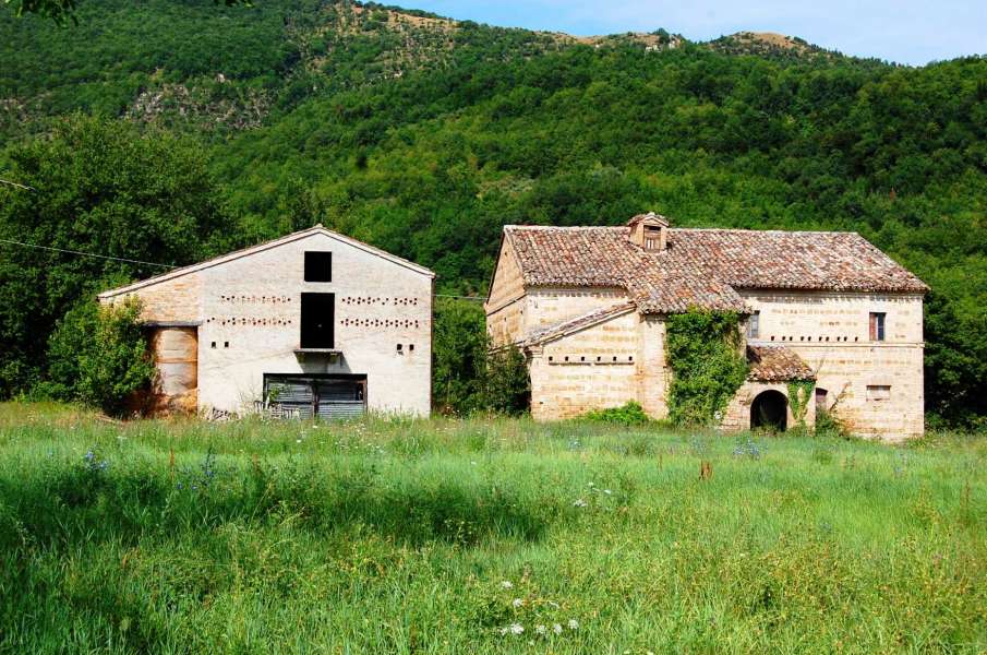 Podere da Restaurare Sarnano Castello della Rocca