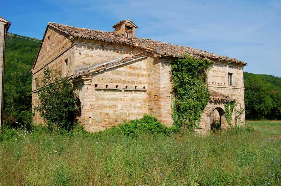 Podere da Restaurare Sarnano Castello della Rocca