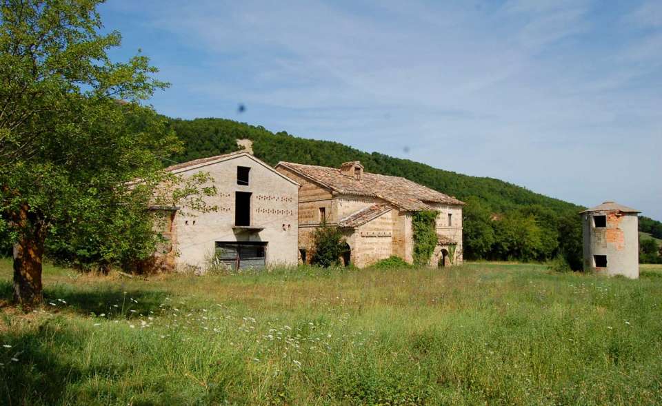 Podere da Restaurare Sarnano Castello della Rocca