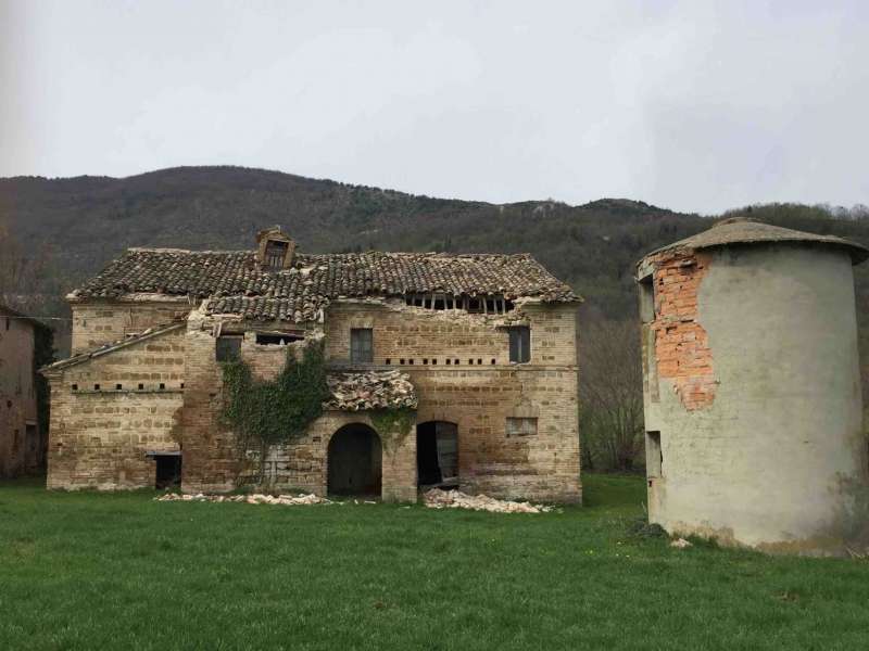 Podere da Restaurare Sarnano Castello della Rocca
