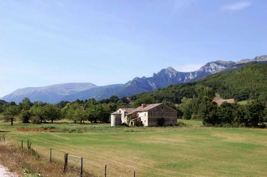 Podere da Restaurare Sarnano Castello della Rocca