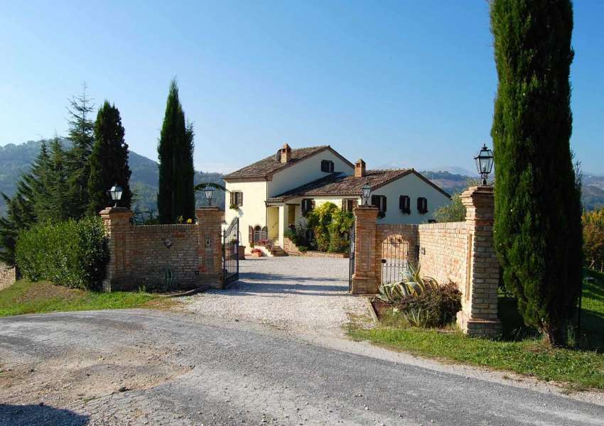 Villa moderna con splendida vista nella campagna marchigiana, piscina infinity, dependance e parco di un ettaro