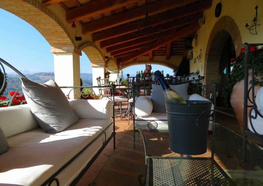 Villa moderna con splendida vista nella campagna marchigiana, piscina infinity, dependance e parco di un ettaro