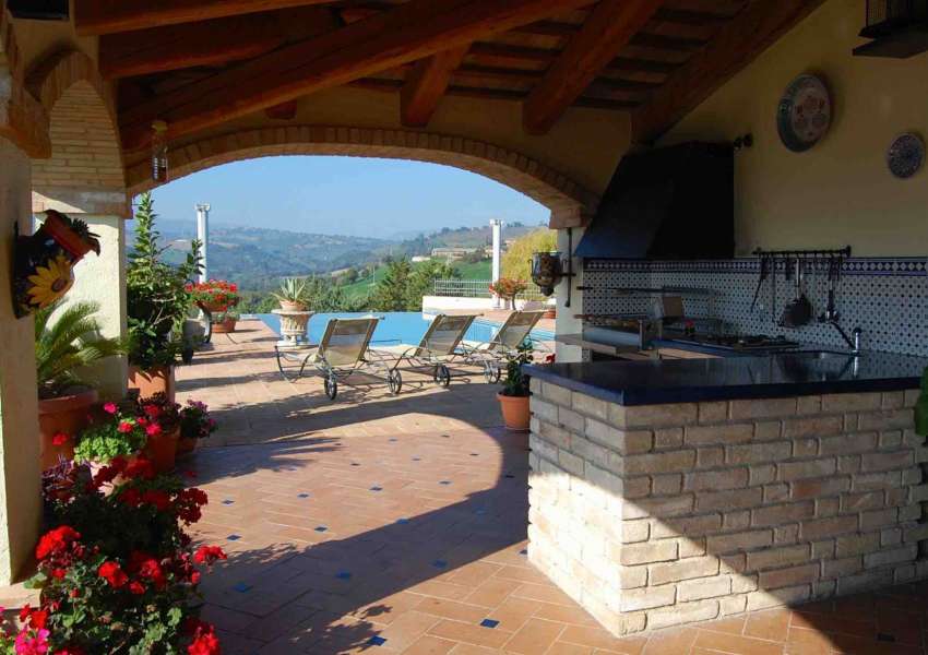 Villa moderna con splendida vista nella campagna marchigiana, piscina infinity, dependance e parco di un ettaro