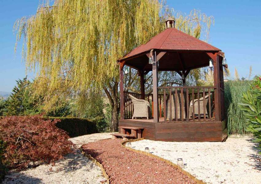 Villa moderna con splendida vista nella campagna marchigiana, piscina infinity, dependance e parco di un ettaro
