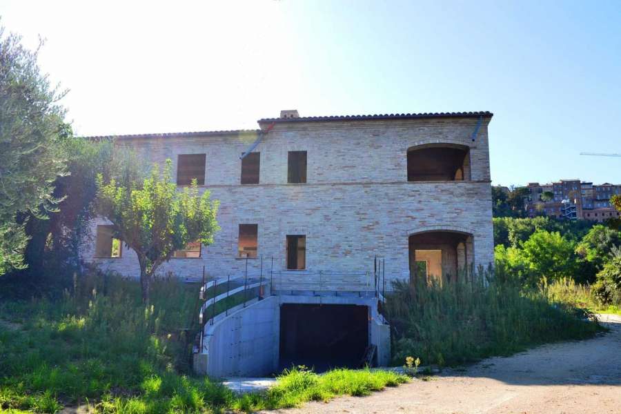 Casolare in vendita nella di campagna di Macerata