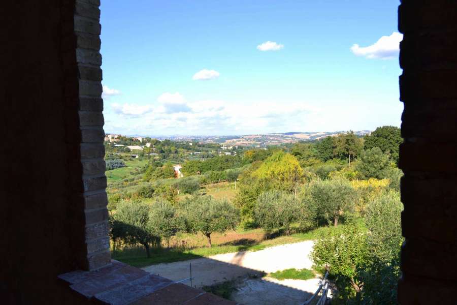 Casolare in vendita nella di campagna di Macerata