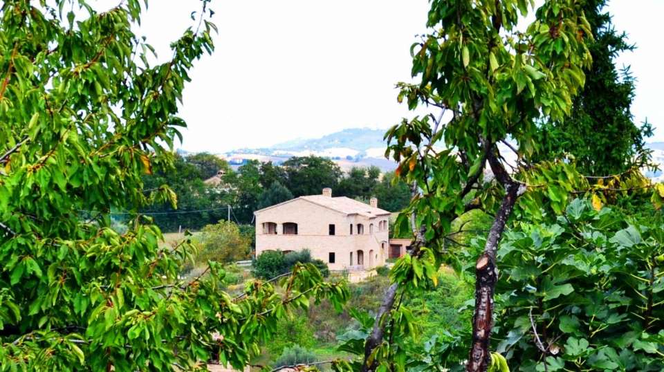 Casolare in vendita nella di campagna di Macerata