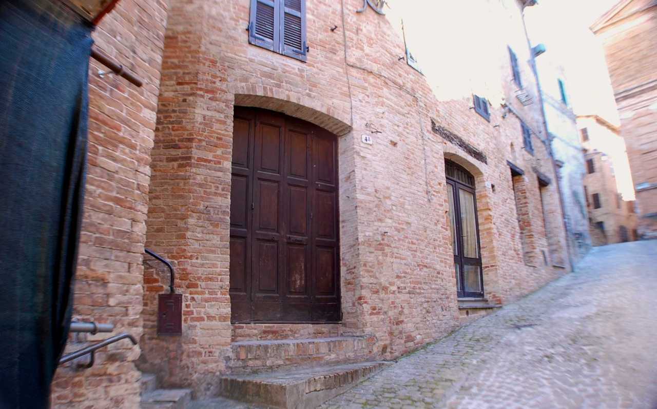 Appartamento e magazzino nel centro storico di Sarnano