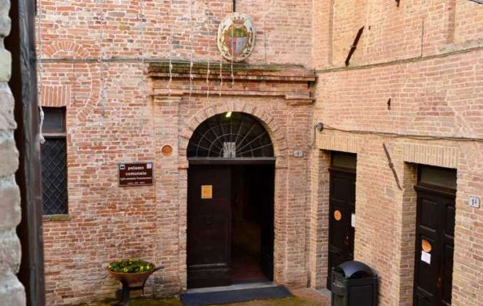 Apartment and shop in the historic center of Sarnano