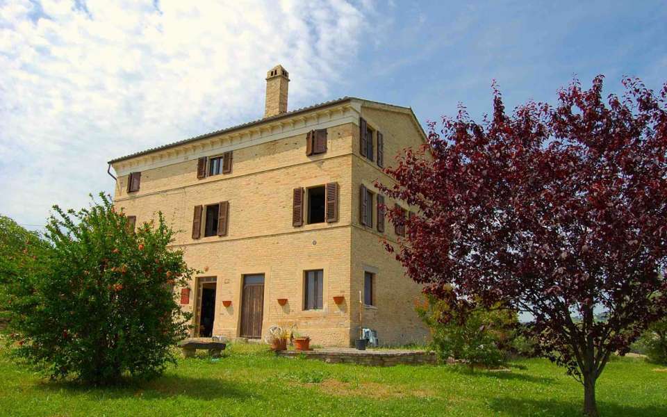 Casale restaurato in vendita nella campagna di Montappone