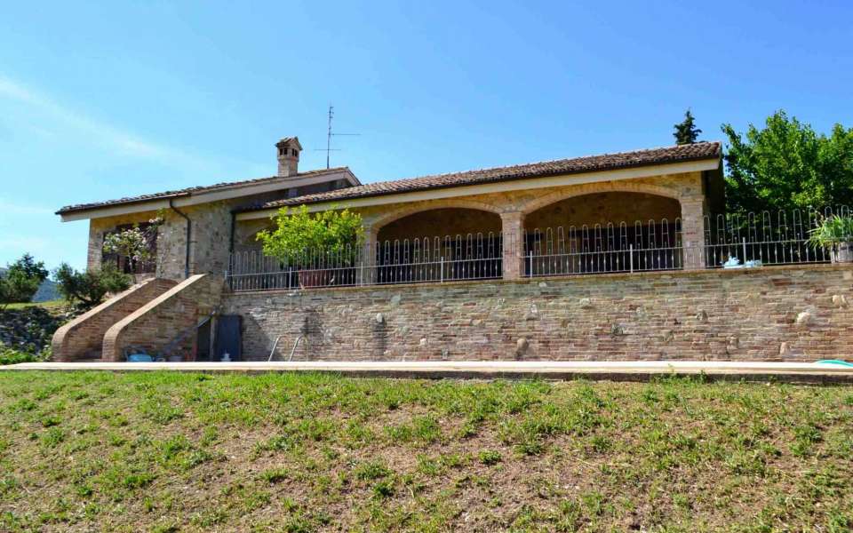 Single house with garden and pool for sale in the countryside of Cingoli, Le Marche, Italy