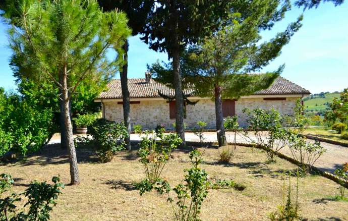 Single house with garden and pool for sale in the countryside of Cingoli, Le Marche, Italy