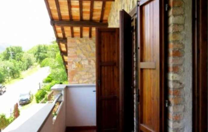 Casa antisismica rifinita in pietra con giardino esclusivo in vendita a 3 km dal centro di Sarnano