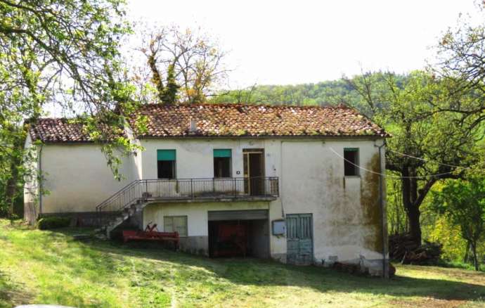 Casa singola da ristrutturare con annesso e terreno in vendita a Colmurano, provincia di Macerata