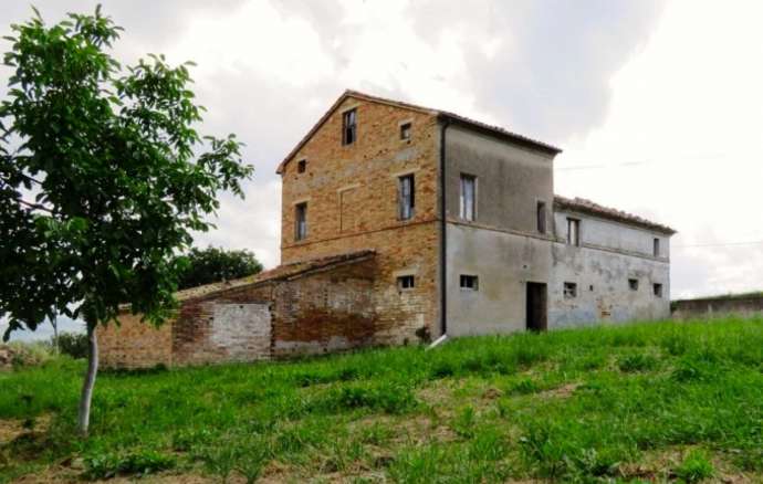 Casale da ristrutturare mq. 300 con corte esclusiva a Loro Piceno