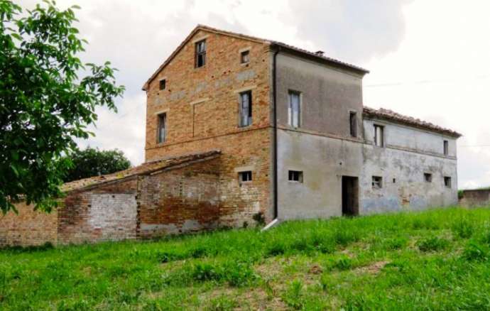 Casale da ristrutturare mq. 300 con corte esclusiva a Loro Piceno