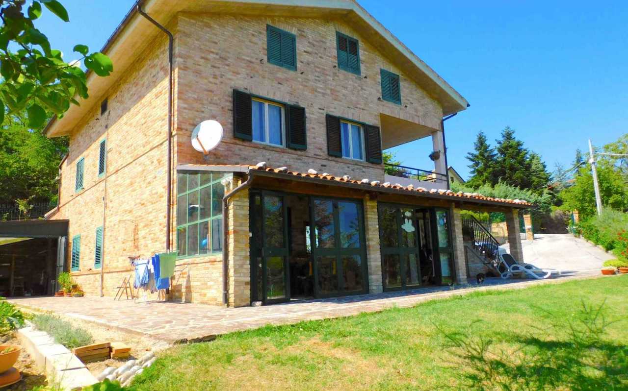 splendida villa a Sarnano con ampio giardino