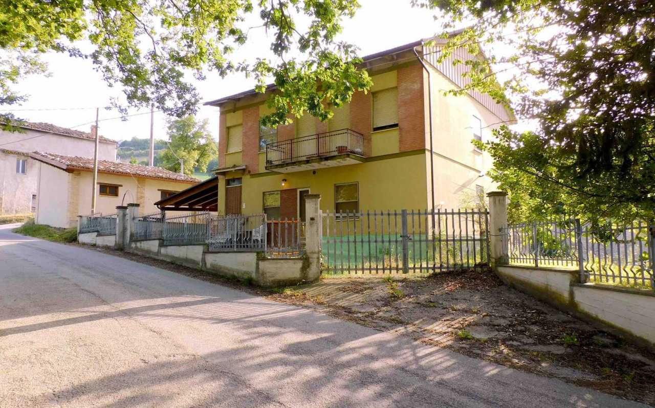 Villa a Sarnano in località Magliarelli