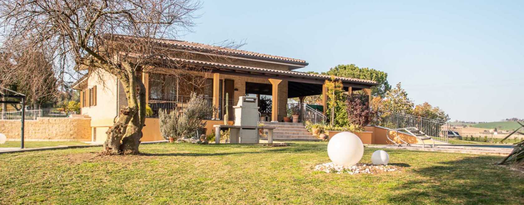 Villa with swimming pool Montecassiano (MC)