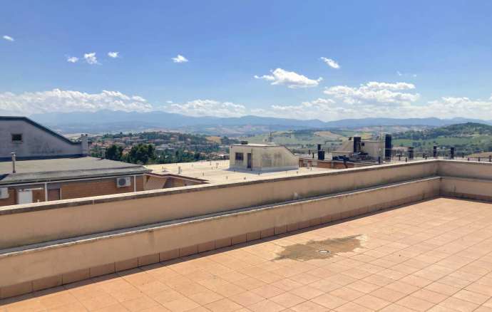 Attico con ampia terrazza panoramica a Macerata