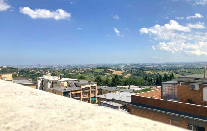 Attico con ampia terrazza panoramica a Macerata