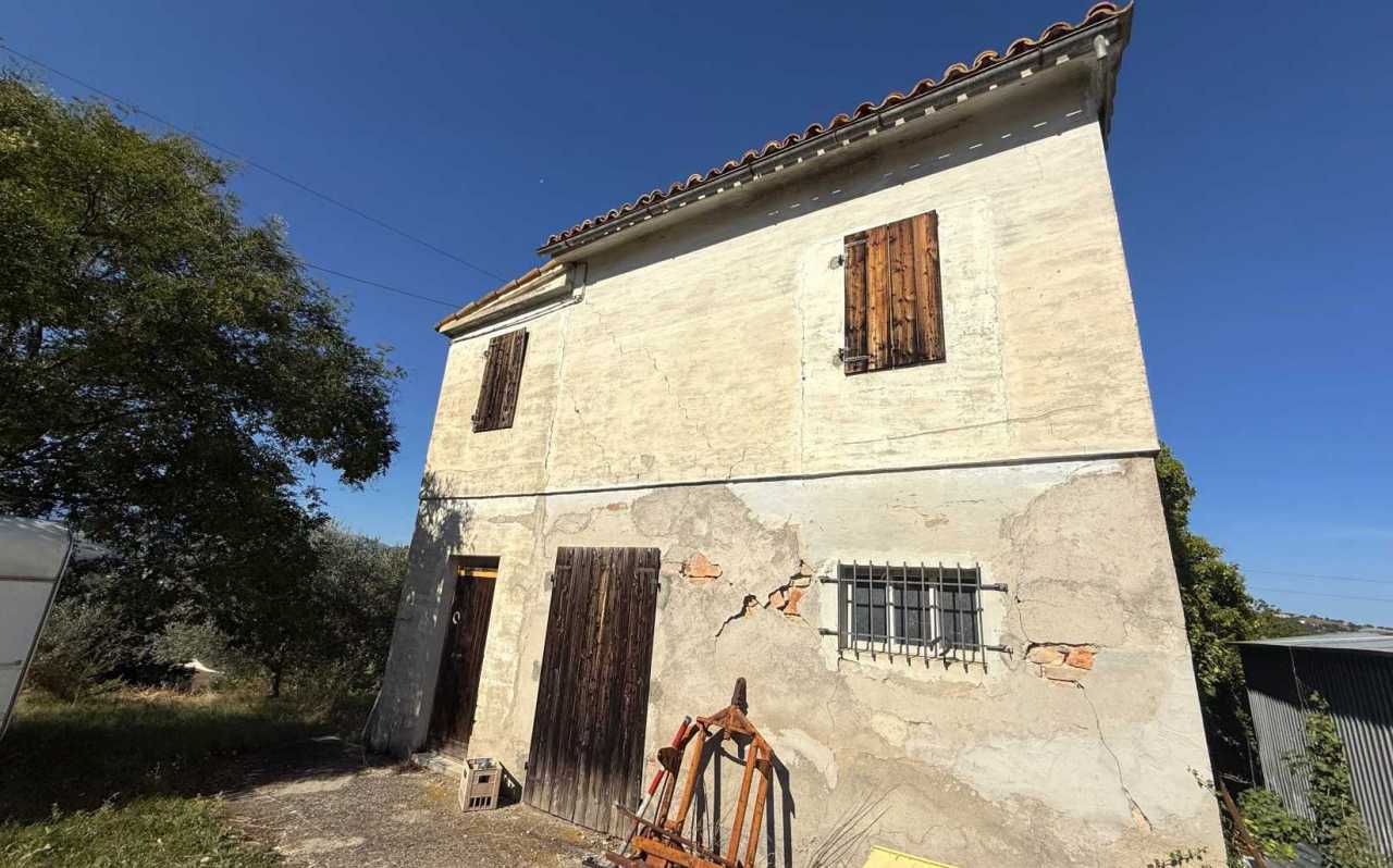 Fabbricato rurale con terreno a San Ginesio, Contrada Macchie