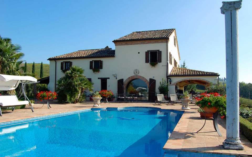 Villa moderna con splendida vista nella campagna marchigiana, piscina infinity, dependance e parco di un ettaro