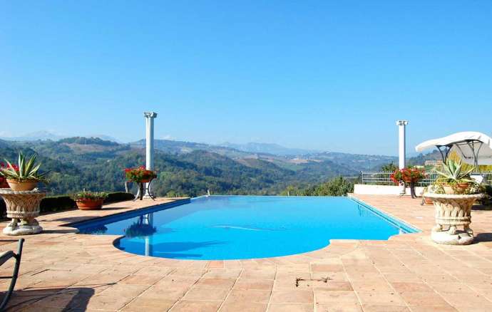 Villa moderna con splendida vista nella campagna marchigiana, piscina infinity, dependance e parco di un ettaro
